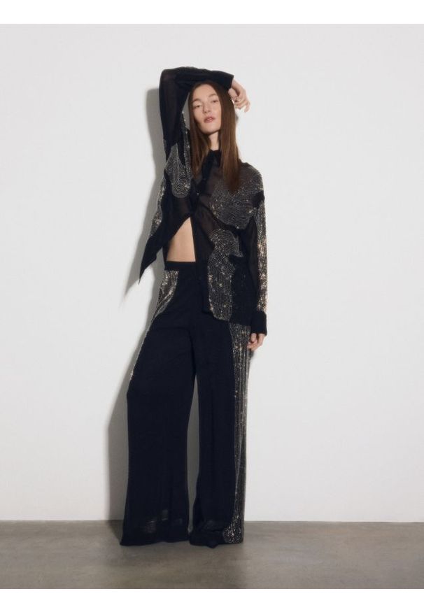 Reserved - Spodnie z wiskozy z aplikacją - czarny. Kolor: czarny. Materiał: wiskoza. Wzór: aplikacja