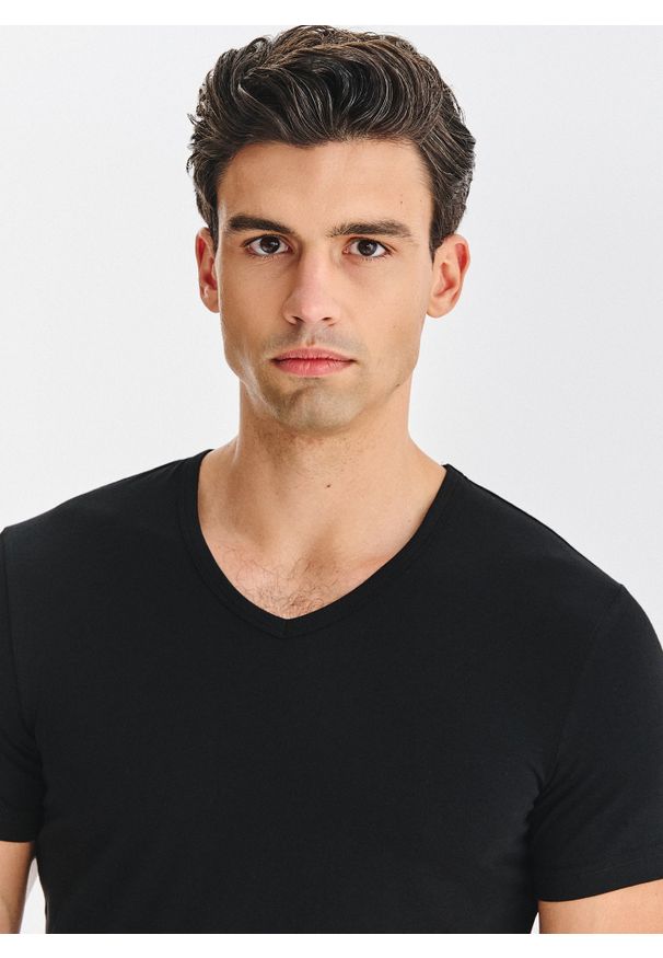 Pako Lorente - PAKO LORENTE – T-shirt v-neck w czarnym kolorze, dwupak. Kolor: czarny, biały. Materiał: elastan, bawełna. Długość rękawa: krótki rękaw. Długość: krótkie