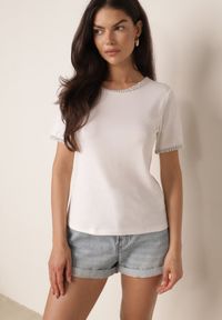 Born2be - Biały Minimalistyczny T-shirt z Bawełny Zdobiony Warkoczowymi Lamówkami Thessele. Okazja: na co dzień. Kolor: biały. Materiał: bawełna. Wzór: aplikacja. Styl: casual, klasyczny #1