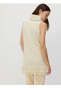 Reserved - Dzianinowa kamizelka z golfem - kremowy. Typ kołnierza: golf. Kolor: kremowy. Materiał: dzianina #1