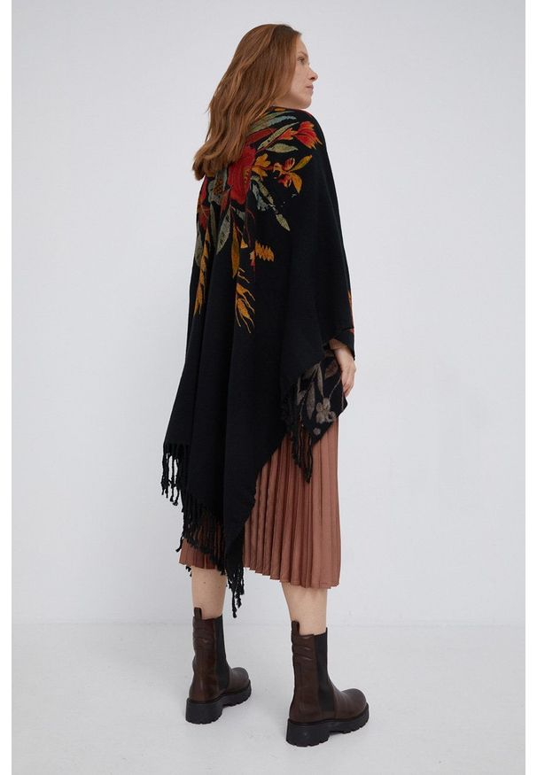 Desigual Poncho kolor czarny e. Kolor: czarny. Materiał: dzianina