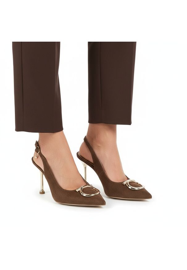 CheBello - Czółenka damskie Chebello, cholewka ze skóry naturalnej welurowej z odkrytą piętą i smukłym noskiem ozdobione metaliczną klamrą osadzone na cienkim o. Zapięcie: klamry. Kolor: brązowy. Materiał: welur, skóra. Szerokość cholewki: normalna. Wzór: aplikacja. Styl: elegancki, klasyczny, wizytowy