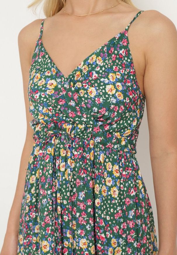 Born2be - Zielona Wiskozowa Sukienka na Regulowanych Ramiączkach z Gumkami na Plecach Zarlea. Okazja: na spacer. Typ kołnierza: dekolt w serek. Kolor: zielony. Materiał: wiskoza. Długość rękawa: na ramiączkach. Wzór: kwiaty