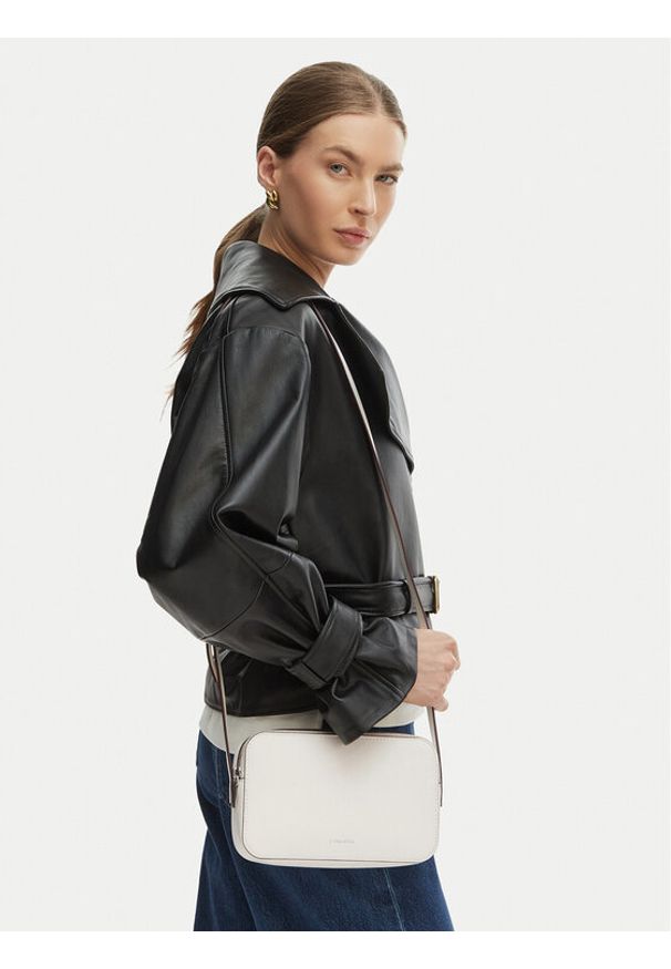 Calvin Klein Torebka Foil Logo Elongated Camera Bag LV04F3276G Biały. Kolor: biały. Materiał: skórzane