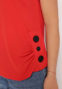 Born2be - Czerwony Koszulka T-shirt Bluzka z Krótkim Rękawem ze Zdobnymi Guzikami Qloella. Kolor: czerwony. Materiał: tkanina. Długość rękawa: krótki rękaw. Długość: krótkie. Sezon: lato #3