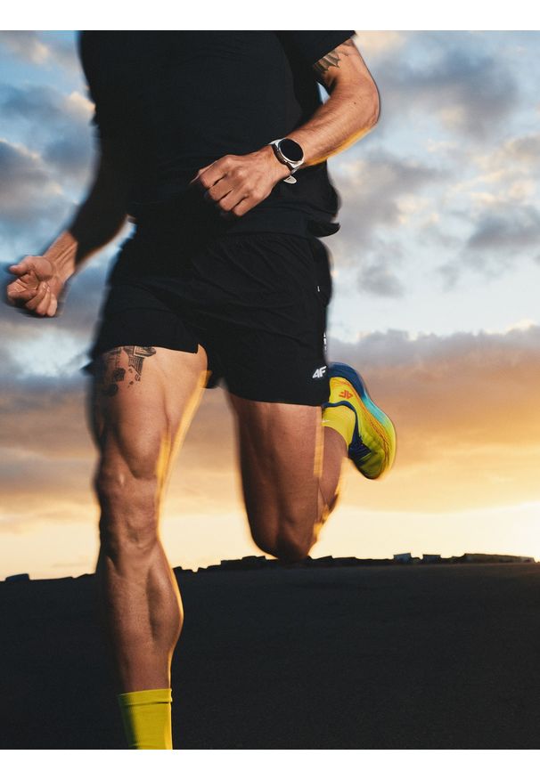 4f - 4F Spodenki do biegania szybkoschnące męskie - czarne M. Kolor: czarny. Długość: krótkie. Sport: bieganie, fitness