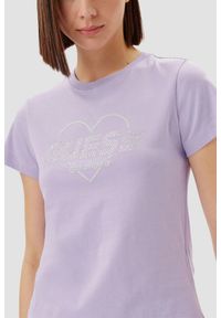 Guess - GUESS Lawendowy damski t-shirt bawełniany Narciso, Rozmiar S. Kolor: fioletowy. Materiał: bawełna #4