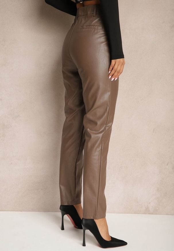 Renee - Brązowe Spodnie o Kroju Slim High Waist z Imitacji Skóry Iritharia. Okazja: na co dzień. Stan: podwyższony. Kolor: brązowy. Materiał: skóra. Styl: elegancki, casual
