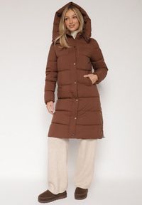 Born2be - Brązowa Pikowana Kurtka z Odpinanym Kapturem Ozdobiona Suwakami Zairens. Okazja: na co dzień, na spacer. Kolor: brązowy. Materiał: jeans, dzianina. Wzór: aplikacja. Styl: casual #1