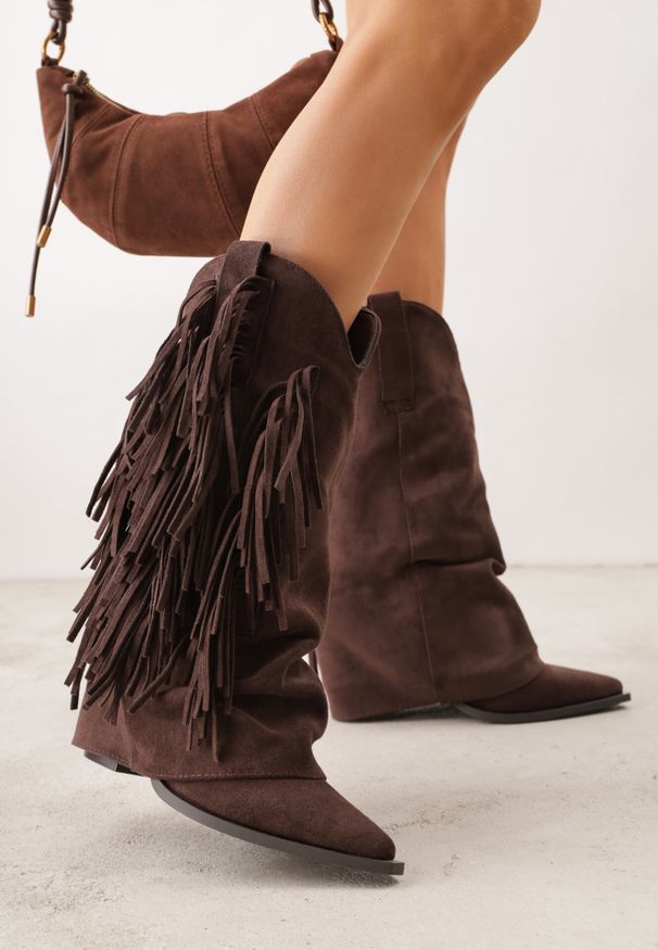 Born2be - Brązowe Botki Typu Kowbojki na Obcasie z Wywiniętą Cholewką i Frędzlami Uemiris. Okazja: na co dzień. Kolor: brązowy. Materiał: skóra, jeans. Szerokość cholewki: normalna. Wzór: gładki. Obcas: na obcasie. Styl: casual. Wysokość obcasa: średni