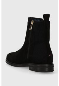 TOMMY HILFIGER - Tommy Hilfiger sztyblety zamszowe TOMMY ESSENTIALS BOOT damskie kolor czarny na płaskim obcasie FW0FW07474. Nosek buta: okrągły. Kolor: czarny. Materiał: zamsz. Obcas: na obcasie. Wysokość obcasa: niski #5