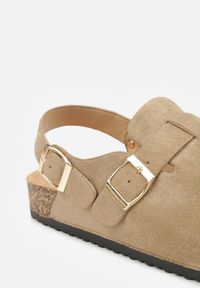 Born2be - Ciemnobeżowe Sandały w Stylu Chodaków Ozdobione Klamrami Qyrraya. Okazja: na co dzień. Zapięcie: klamry. Kolor: beżowy. Materiał: jeans. Wzór: aplikacja. Sezon: lato. Styl: casual, elegancki #7