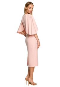 Sukienki.shop - Sukienka elegancka ołówkowa z szerokimi rękawami pudrowa z pelerynką. Okazja: na ślub cywilny, na komunię, na wesele. Typ sukienki: ołówkowe. Styl: elegancki