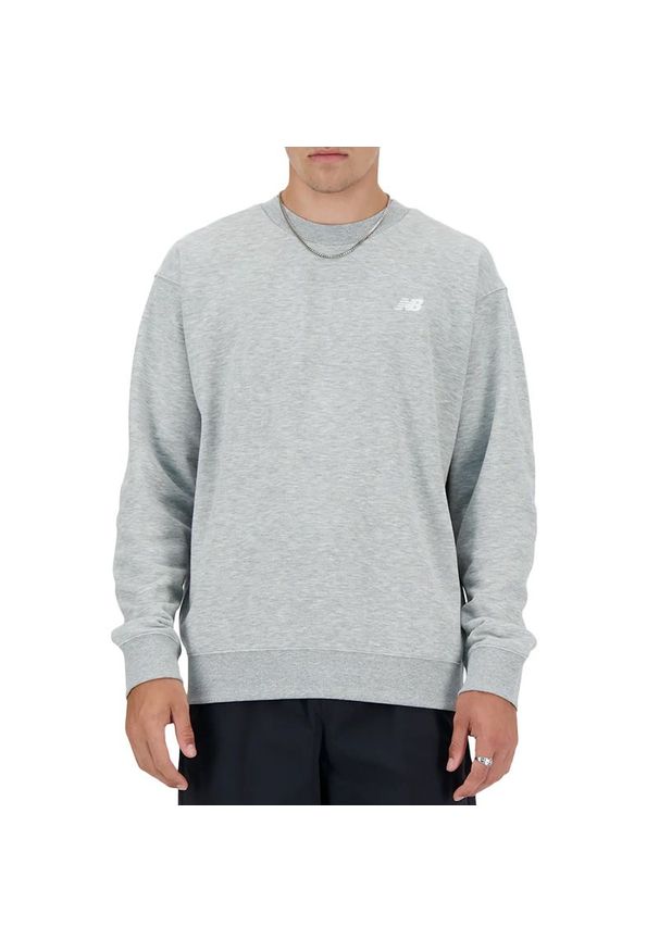 Bluza New Balance MT41507AG - szara. Okazja: na co dzień. Kolor: szary. Materiał: poliester, dresówka, bawełna, tkanina. Wzór: aplikacja, napisy, haft. Styl: casual, klasyczny