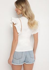 Born2be - Biała Bluzka z Falbanami i Ażurowym Wzorem Izemira. Okazja: na co dzień. Kolor: biały. Materiał: jeans. Wzór: ażurowy. Styl: klasyczny, elegancki, casual #3