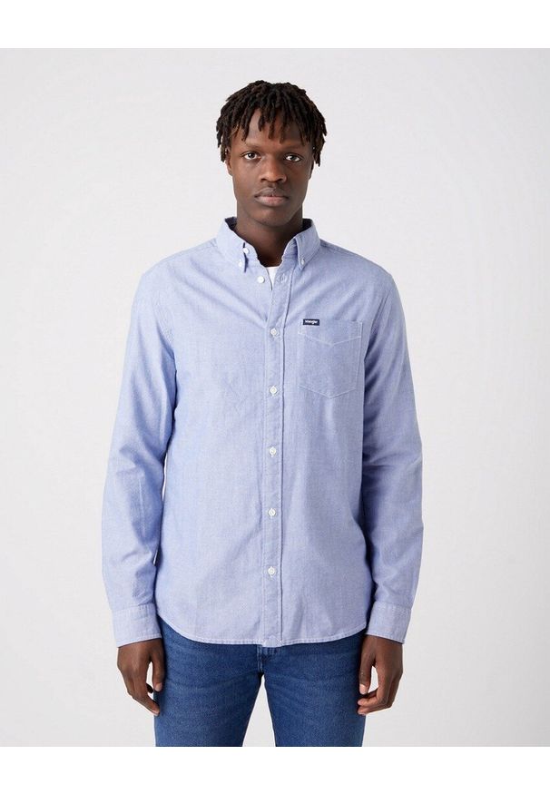 Wrangler - WRANGLER LS 1 PKT BUTTON DOWN MĘSKA KOSZULA MATERIAŁOWA BLUE TINT W5B1BMX7K. Typ kołnierza: button down. Materiał: materiał