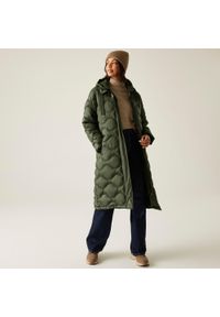 Regatta - Płaszcz damski zimowy ocieplany Embrie. Kolor: zielony. Materiał: tkanina, syntetyk, puch. Długość: długie. Sezon: zima. Sport: turystyka piesza #1