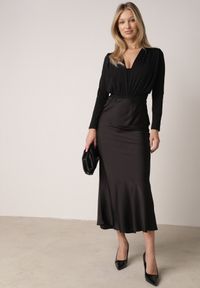 Born2be - Czarna Satynowa Spódnica z Lekko Rozkloszowanym Dołem Zinnemira. Kolor: czarny. Materiał: satyna. Styl: elegancki, klasyczny #7