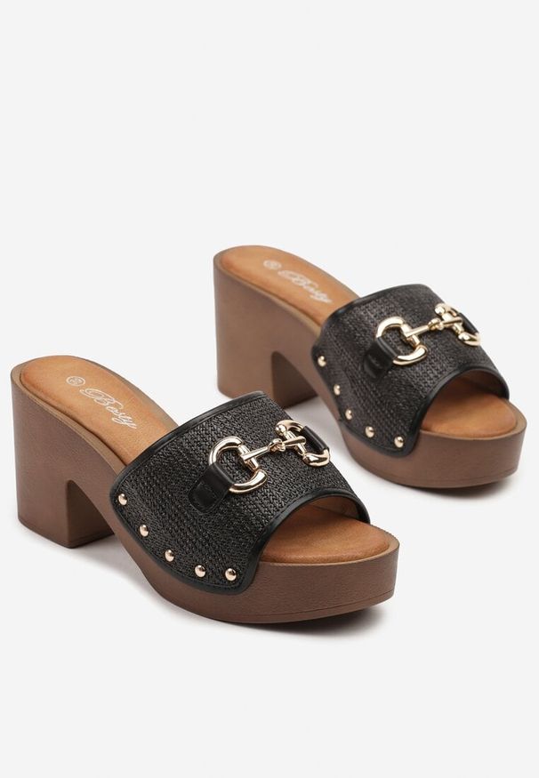 Renee - Czarne Klapki na Słupku i Platformie z Ozdobną Klamrą Koroti. Okazja: na co dzień. Kolor: czarny. Sezon: lato. Obcas: na platformie. Styl: casual, elegancki