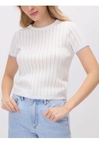 Reserved - Sweter z ażurowym wzorem - kremowy. Kolor: kremowy. Materiał: dzianina, bawełna. Wzór: ażurowy #1