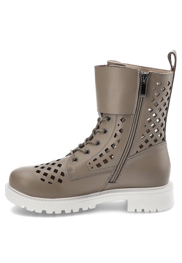 Botki damskie Artiker, naturalna skóra licowa z ażurową cholewką sznurowanym zapięciem uzupełnionym o paski z klamrami, taupe, 50C1313. Zapięcie: klamry. Kolor: brązowy. Szerokość cholewki: normalna. Wzór: paski, aplikacja, ażurowy. Materiał: skóra. Sezon: wiosna. Obcas: na obcasie. Styl: rockowy, elegancki, klasyczny. Wysokość obcasa: niski