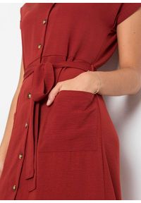 bonprix - Sukienka koszulowa z wiązanym paskiem. Kolor: czerwony. Typ sukienki: koszulowe #2