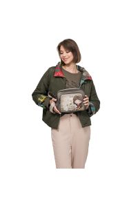 Brązowa Damska Listonoszka Anekke Z Laleczką. Kolor: brązowy. Wzór: aplikacja, haft. Dodatki: z haftem. Materiał: zdobione. Styl: casual, elegancki #6