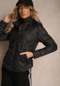 Renee - Czarna Kurtka z Zaznaczoną Talią i Kapturem w Ozdobne Pikowanie Afla. Okazja: na co dzień. Kolor: czarny. Materiał: jeans. Styl: elegancki, casual #5