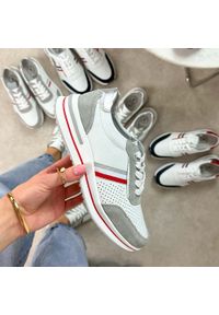 Biało szare skórzane półbuty damskie Jezzi 8467. Okazja: na co dzień. Nosek buta: okrągły. Zapięcie: sznurówki. Kolor: biały. Materiał: skóra. Szerokość cholewki: normalna. Sezon: wiosna, lato, jesień. Styl: elegancki, casual, klasyczny, sportowy #1