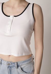 Born2be - Biały Bawełniany Top w Prążki z Guzikami przy Dekolcie Bervise. Okazja: na co dzień. Kolor: biały. Materiał: bawełna. Wzór: prążki. Styl: casual #8