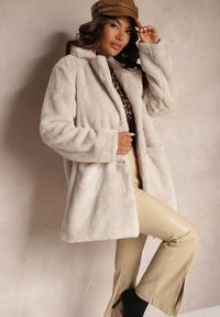 Renee - Beżowy Futrzany Płaszcz Jednorzędowy z Podszewką i Kieszeniami Daithianne. Kolor: beżowy. Materiał: futro. Styl: elegancki