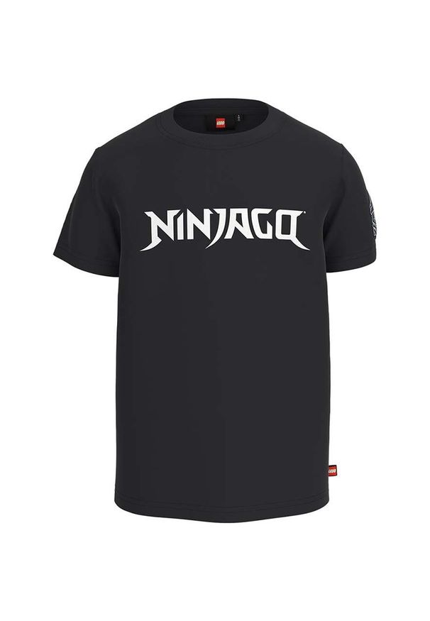 LEGO - Lego t-shirt bawełniany dziecięcy x Ninjago kolor czarny z nadrukiem. Kolor: czarny. Materiał: bawełna. Wzór: nadruk