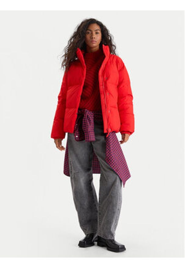 Mustang Kurtka zimowa Gillian 1016744 Czerwony Relaxed Fit. Kolor: czerwony. Materiał: syntetyk. Sezon: zima