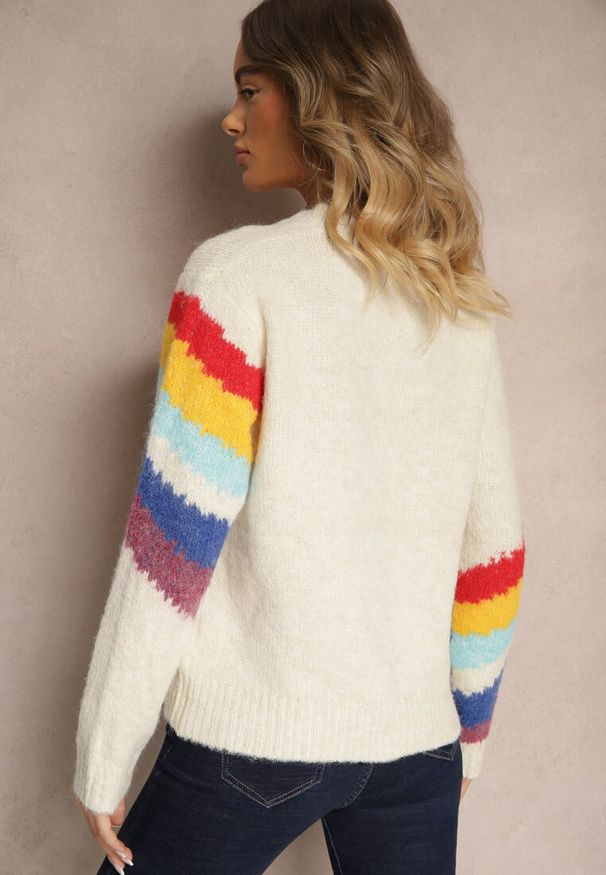Renee - Jasnobeżowy Sweter Ozdobiony Ukośnymi Paskami Zenstina. Okazja: na co dzień. Kolor: beżowy. Materiał: jeans. Wzór: aplikacja. Styl: casual