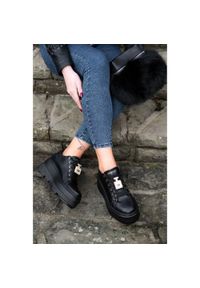 Czarno Elegancka Torebka Luka-Pelli Plecaczek Z Naturalnym Futrem Z Lisa. Kolor: czarny. Wzór: aplikacja. Materiał: futrzane. Styl: elegancki. Rodzaj torebki: na ramię #7