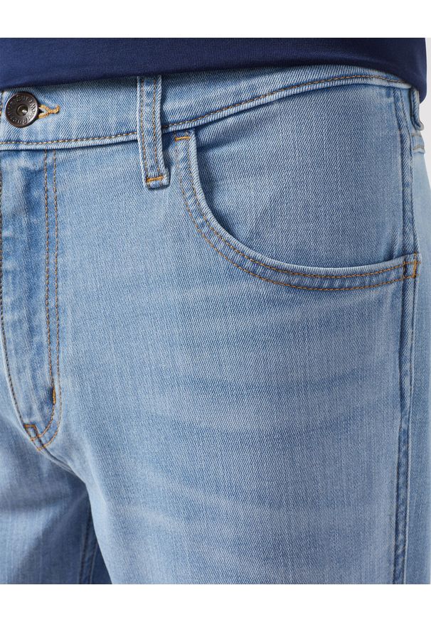 Wrangler - WRANGLER MĘSKIE SPODNIE REGULAR FIT DESERT OASIS 112351219 W154017980. Okazja: na spacer. Sezon: lato. Styl: elegancki