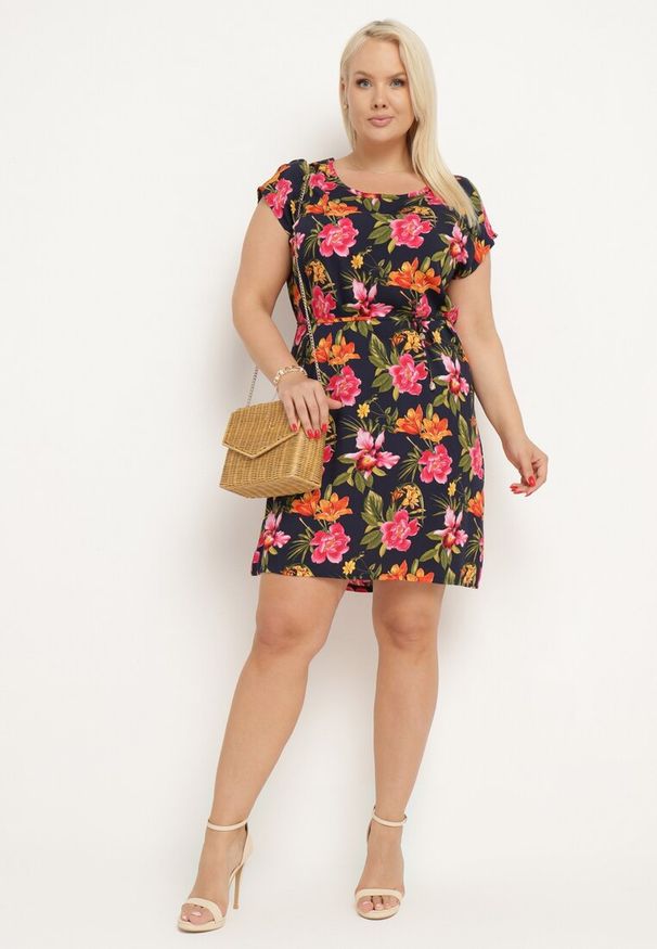 Born2be - Granatowo-Róźowa Wiskozowa Sukienka w Kwiaty z Materiałowym Paskiem w Talii Claristi. Okazja: na co dzień. Kolekcja: plus size. Kolor: niebieski. Materiał: wiskoza, materiał. Wzór: kwiaty. Sezon: lato. Typ sukienki: dla puszystych. Styl: klasyczny, casual, elegancki