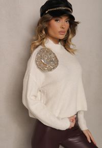 Renee - Jasnobeżowy Golf z Wełną o Kroju Oversize z Kwiatem 3D i Cekinami Zolimi. Okazja: na co dzień. Typ kołnierza: golf. Kolor: beżowy. Materiał: wełna. Wzór: kwiaty. Styl: elegancki, casual #4