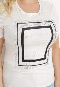 Born2be - Biały Bawełniany T-shirt Koszulka z Krótkim Rękawem Ozdobiona Nadrukiem i Cyrkoniami Codara. Okazja: na co dzień. Kolekcja: plus size. Kolor: biały. Materiał: bawełna. Długość rękawa: krótki rękaw. Długość: krótkie. Wzór: aplikacja, nadruk. Styl: casual