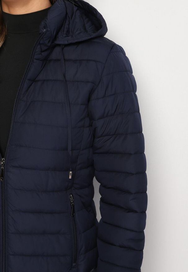 Born2be - Granatowa Pikowana Kurtka z Kapturem i Sznurkami Miviana. Okazja: na spacer. Typ kołnierza: kaptur. Kolor: niebieski. Materiał: jeans. Długość rękawa: długi rękaw. Długość: długie