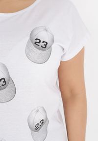 Born2be - Biały T-shirt Kassia. Kolor: biały. Materiał: tkanina, bawełna. Długość rękawa: krótki rękaw. Długość: krótkie. Wzór: aplikacja, nadruk. Styl: klasyczny #6