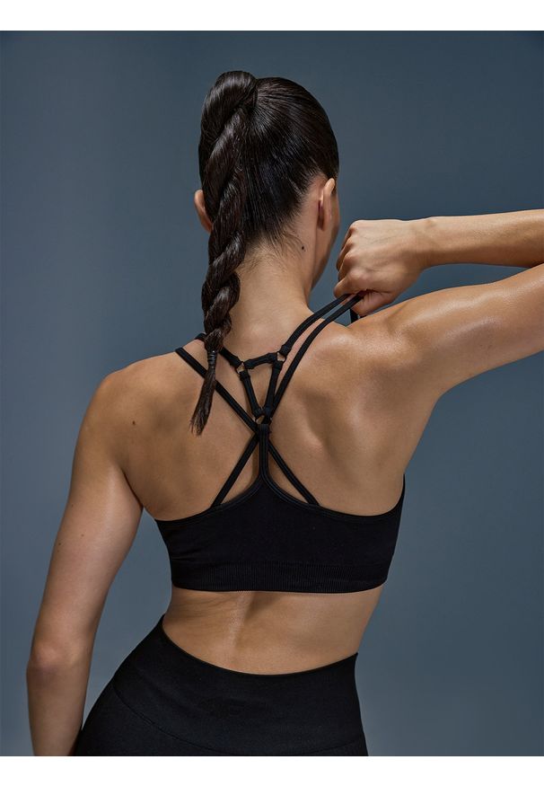 4f - 4F Biustonosz treningowy z niskim wsparciem - czarny XS/S. Kolor: czarny. Materiał: elastan, włókno, syntetyk, materiał, jersey. Rodzaj stanika: wyciągane miseczki. Wzór: gładki, ze splotem. Sport: fitness, joga i pilates