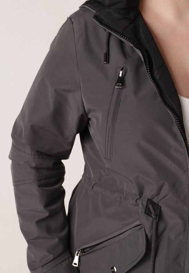 Born2be - Szaro-Czarna Przejściowa Kurtka Dwustronna o Kroju Parki z Pikowaniem Wewnątrz Zidelle. Typ kołnierza: kaptur. Kolor: szary. Materiał: jeans, poliester. Styl: sportowy