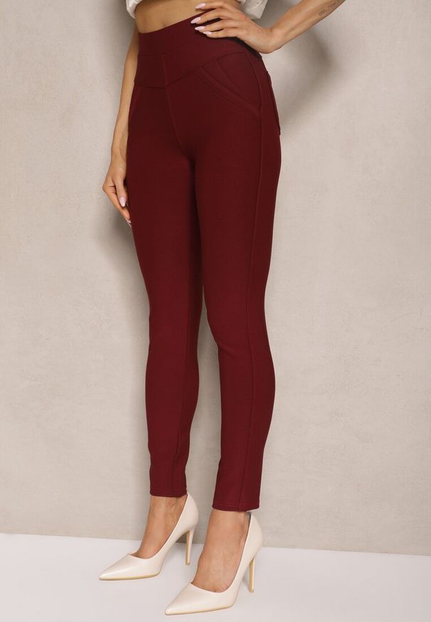 Renee - Bordowe Spodnie o Fasonie Skinny z Gumką w Pasie i Kieszeniami Rizeena. Okazja: na co dzień. Kolor: czerwony. Styl: casual, elegancki