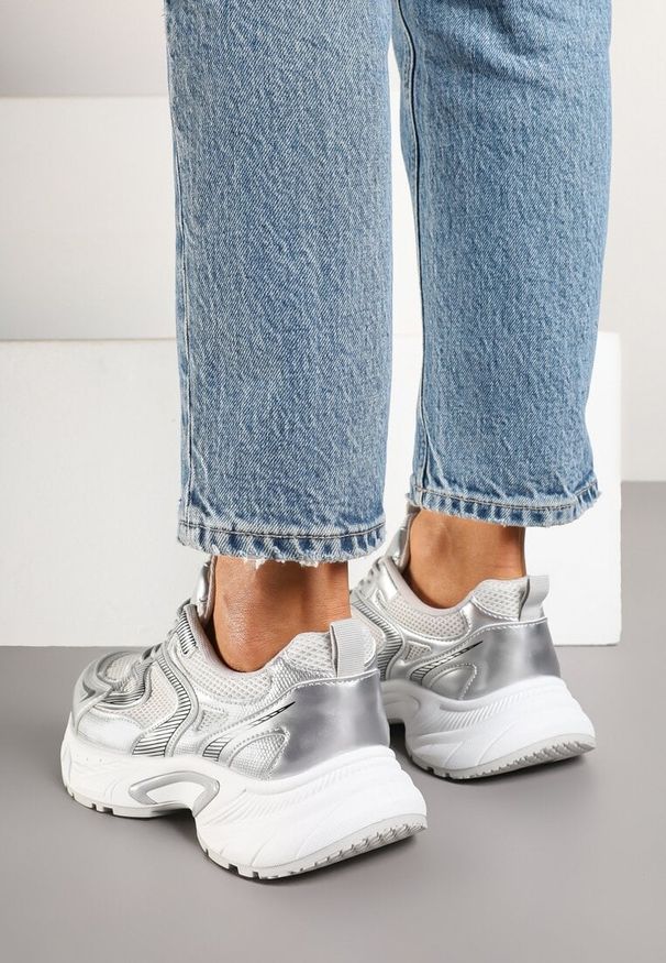 Renee - Srebrne Sneakersy Ozdobione Geometrycznym Wzorem Lealiriel. Okazja: na co dzień. Nosek buta: okrągły. Kolor: srebrny. Materiał: jeans. Wzór: aplikacja, geometria. Obcas: na płaskiej podeszwie