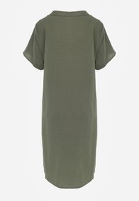Born2be - Ciemnozielona Wiskozowa Sukienka o Pudełkowym Kroju z Dekoltem V z Guzikami Berborin. Okazja: na co dzień, do pracy. Kolekcja: plus size. Kolor: zielony. Materiał: wiskoza. Typ sukienki: dla puszystych, proste. Styl: casual, klasyczny #5