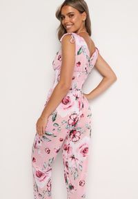 Born2be - Różowy Kombinezon w Kwiaty Wykończony Troczkami z Gumką w Talii Jalivia. Okazja: na co dzień. Kolor: różowy. Długość rękawa: na ramiączkach. Wzór: kwiaty. Sezon: wiosna, lato. Styl: casual, elegancki #3