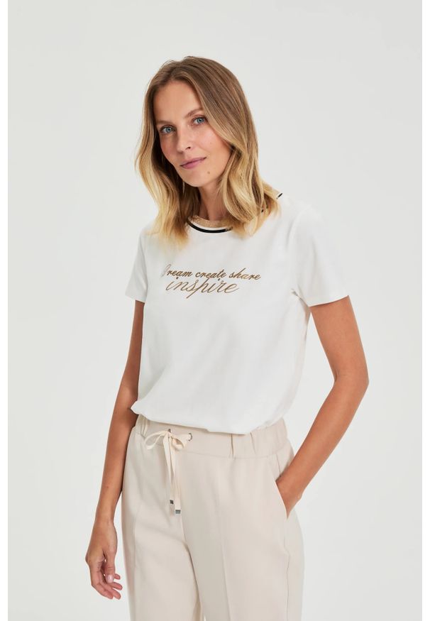 MOODO - Bluzka z napisem biała. Kolor: biały. Materiał: bawełna, elastan. Wzór: napisy
