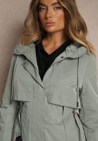 Renee - Zielona Kurtka Typu Parka z Kapturem o Klasycznym Kroju Tulania. Okazja: na co dzień, na spacer. Typ kołnierza: kaptur. Kolor: zielony. Materiał: jeans. Styl: klasyczny