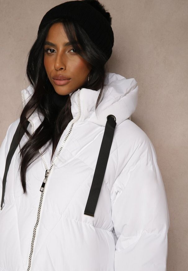 Renee - Biała Długa Kurtka Pikowana Płaszcz z Kapturem Serea. Okazja: na co dzień. Typ kołnierza: kaptur. Kolor: biały. Materiał: jeans. Długość: długie. Styl: casual